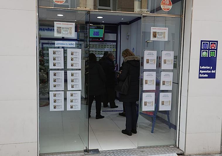 Cola en una administración de lotería de Salamanca