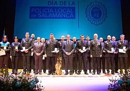 Los policías recogen sus reconocimientos juntos al alcalde Carbayo.