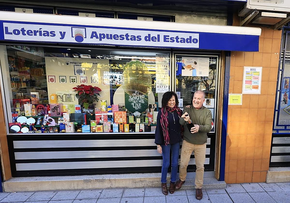 Los administradores celebrando en la puerta de su local.