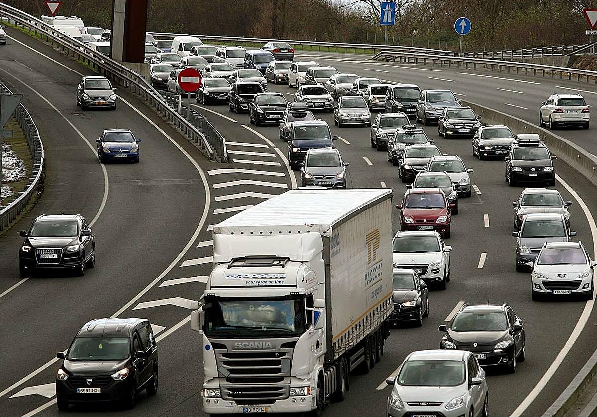 Desplazamiento durante las Navidades en una autovía.