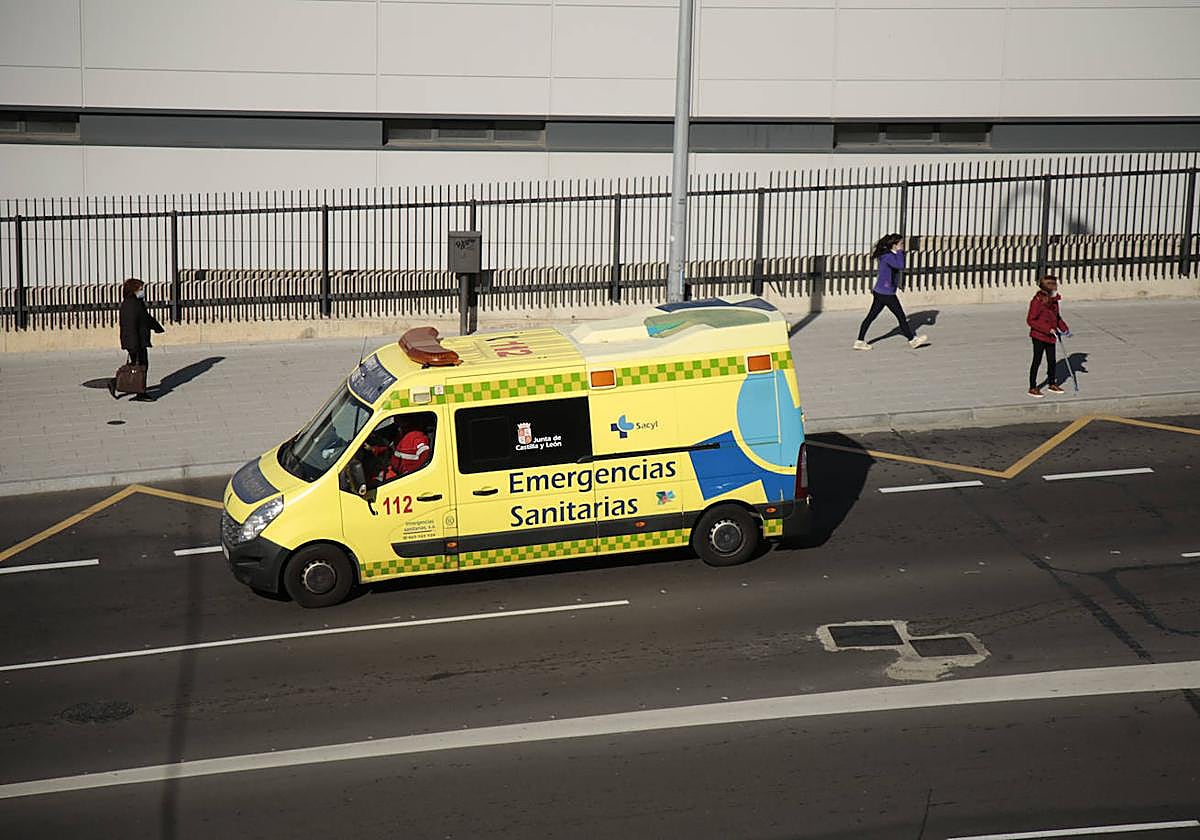 Ambulancia saliendo del hospital de Salamanca.