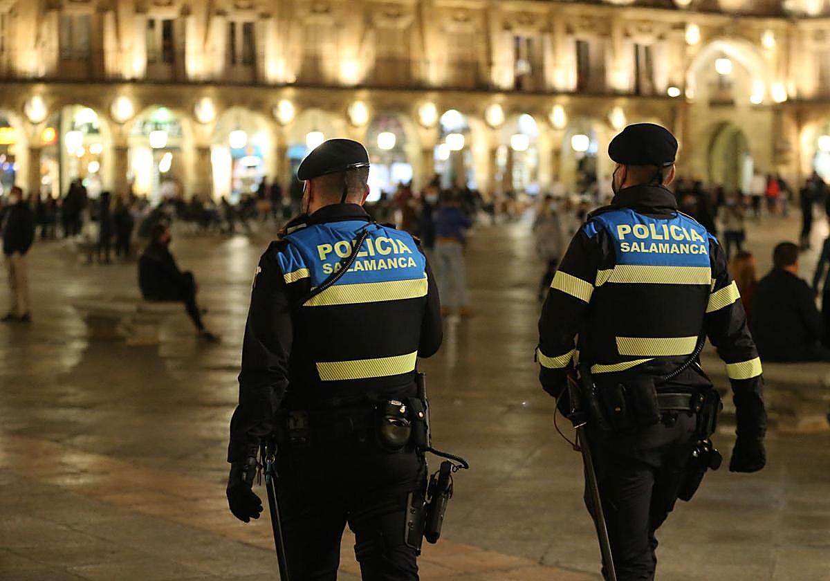 La Policía Local en la Plaza Mayor de Salamanca.