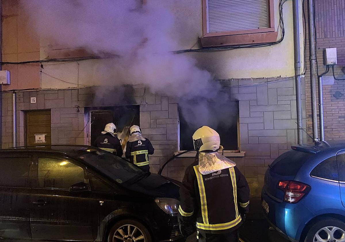Bomberos en Ávila durante una intervención anterior. Imagen de archivo