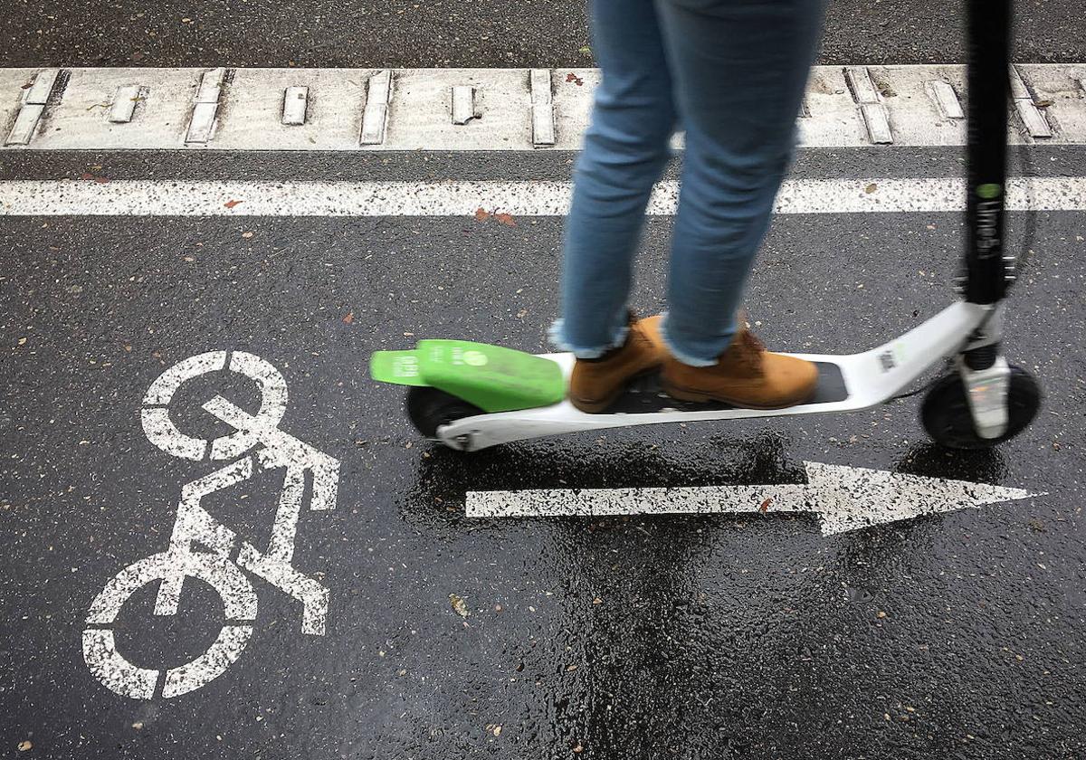 Un joven conduce un patinete en una imagen de archivo.