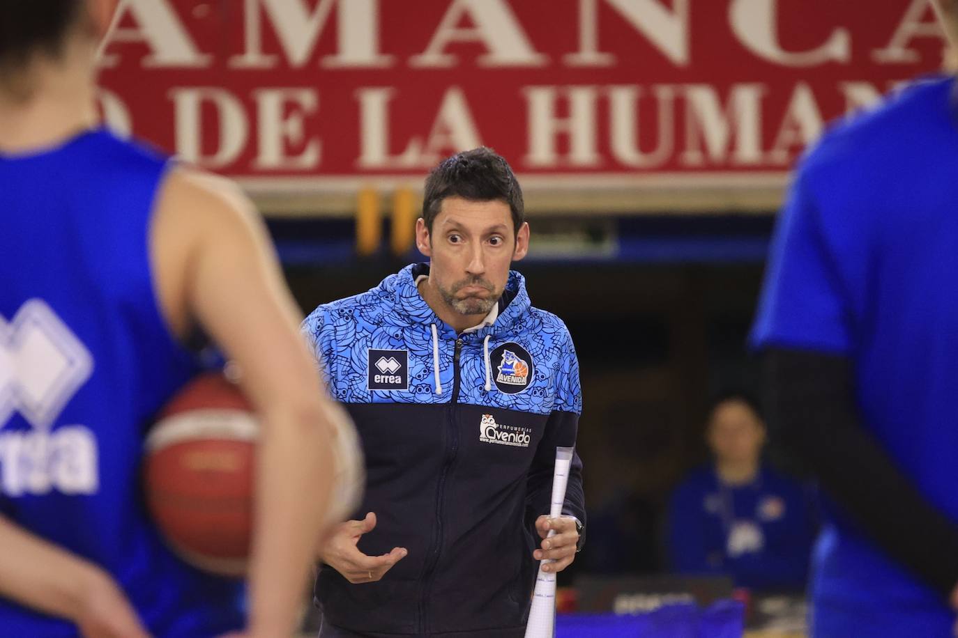 El entrenador de Avenida, Pepe Vázquez, durante la charla de este miércoles.