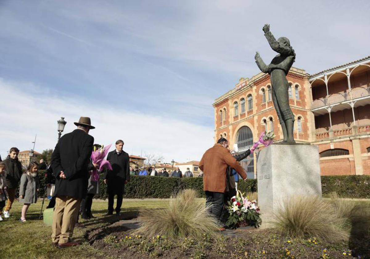 Estatua que recuerda al diestro, a las puertas de la plaza de toros de La Glorieta.