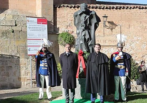 El presidente de la Junta de Castilla y León, Alfonso Fernández Mañueco (2d), realiza junto al alcalde de Salamanca, Carlos García Carbayo (2i), la ofrenda floral a Miguel de Unamuno el pasado años.