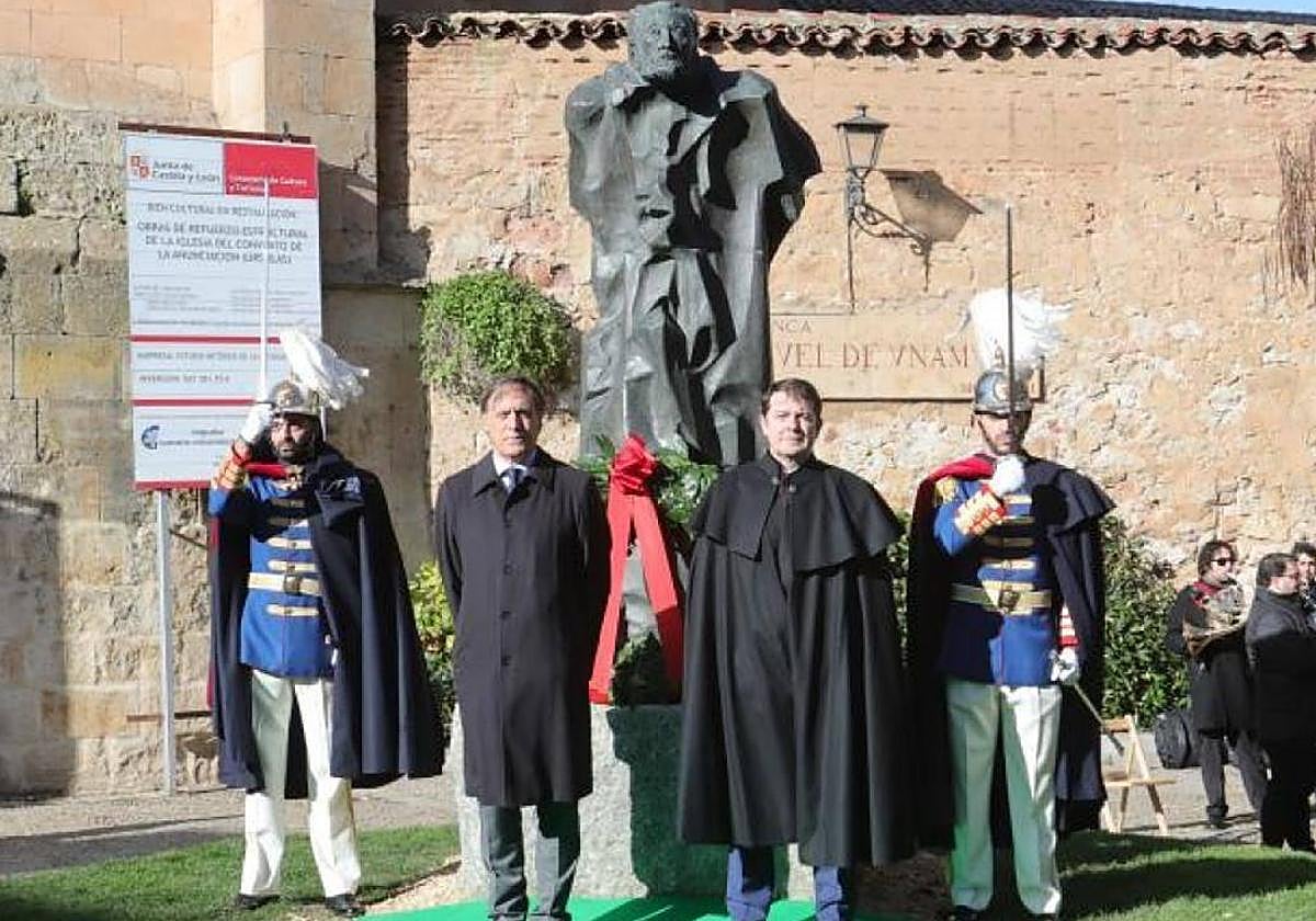 El presidente de la Junta de Castilla y León, Alfonso Fernández Mañueco (2d), realiza junto al alcalde de Salamanca, Carlos García Carbayo (2i), la ofrenda floral a Miguel de Unamuno el pasado años.