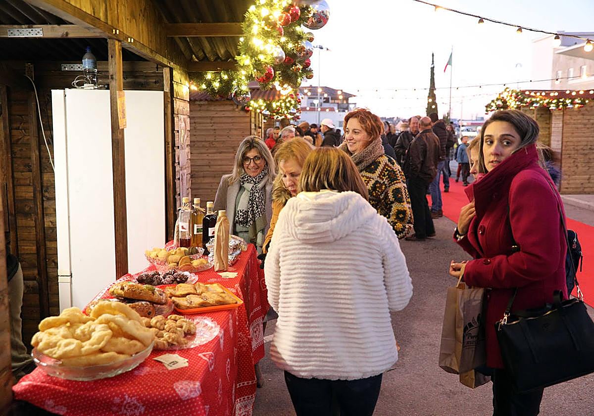 Imagen principal - Miles de visitantes acuden al Mercado de Navidad Hispanoluso en Fuentes de Oñoro
