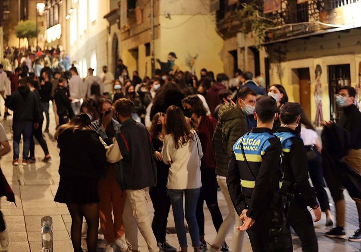 Policía Local en una zona de ocio nocturno de Salamanca.