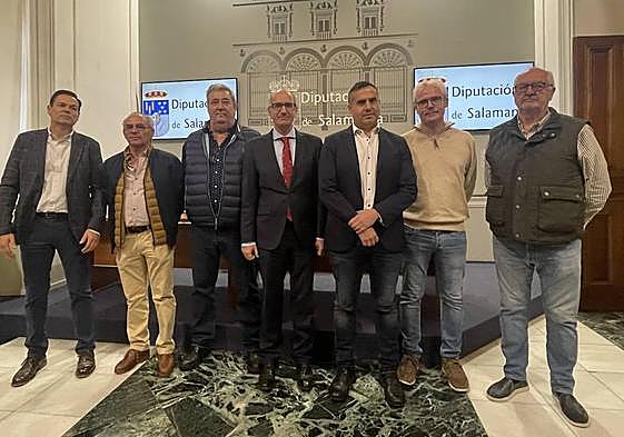 El diputado de Empleo y el presidente de la Diputación (centro) en la firma del convenio con los Grupos Accion Local.