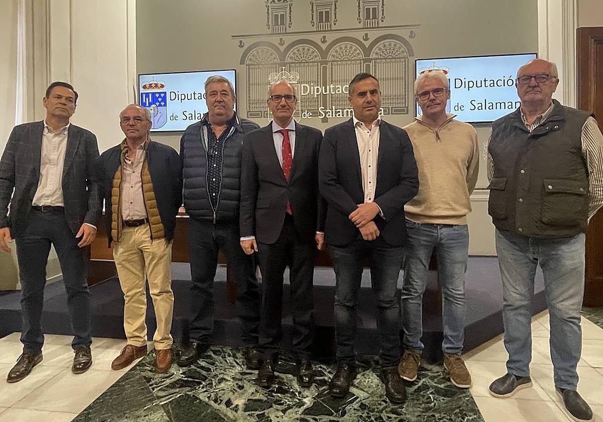 El diputado de Empleo y el presidente de la Diputación (centro) en la firma del convenio con los Grupos Accion Local.