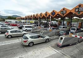 Barreras en un peaje de autopista.