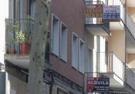 Imagen de archivo de anuncios de venta y alquiler de viviendas en un barrio de la capital salmantina
