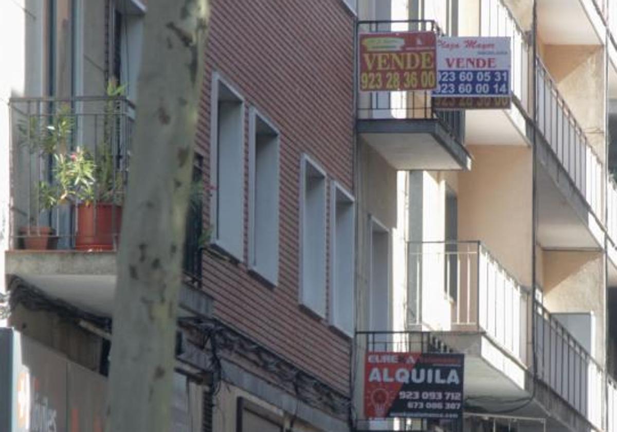 Imagen de archivo de anuncios de venta y alquiler de viviendas en un barrio de la capital salmantina