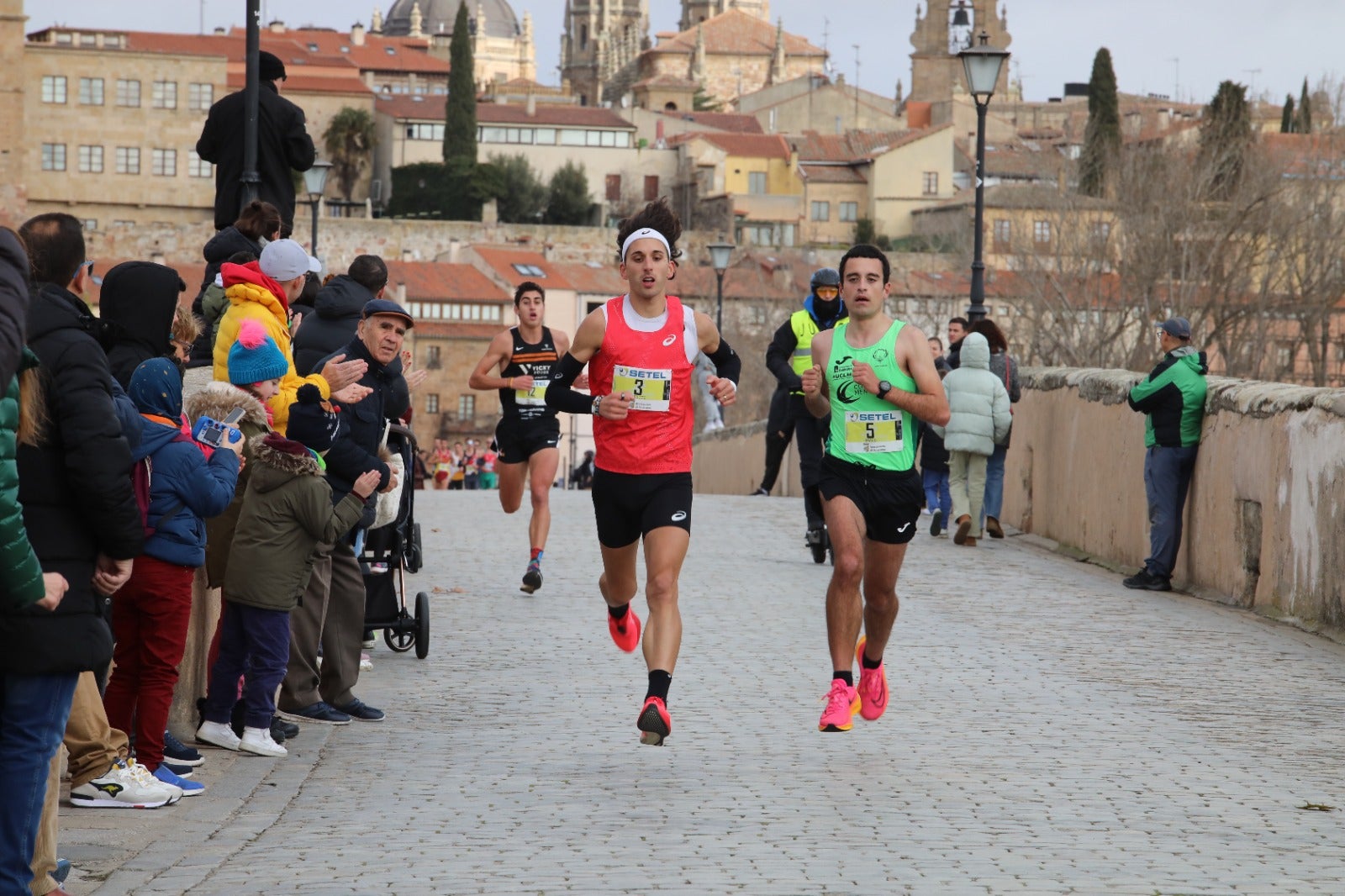 San Silvestre Salmantina: paso por el Puente Romano y calle Compañía
