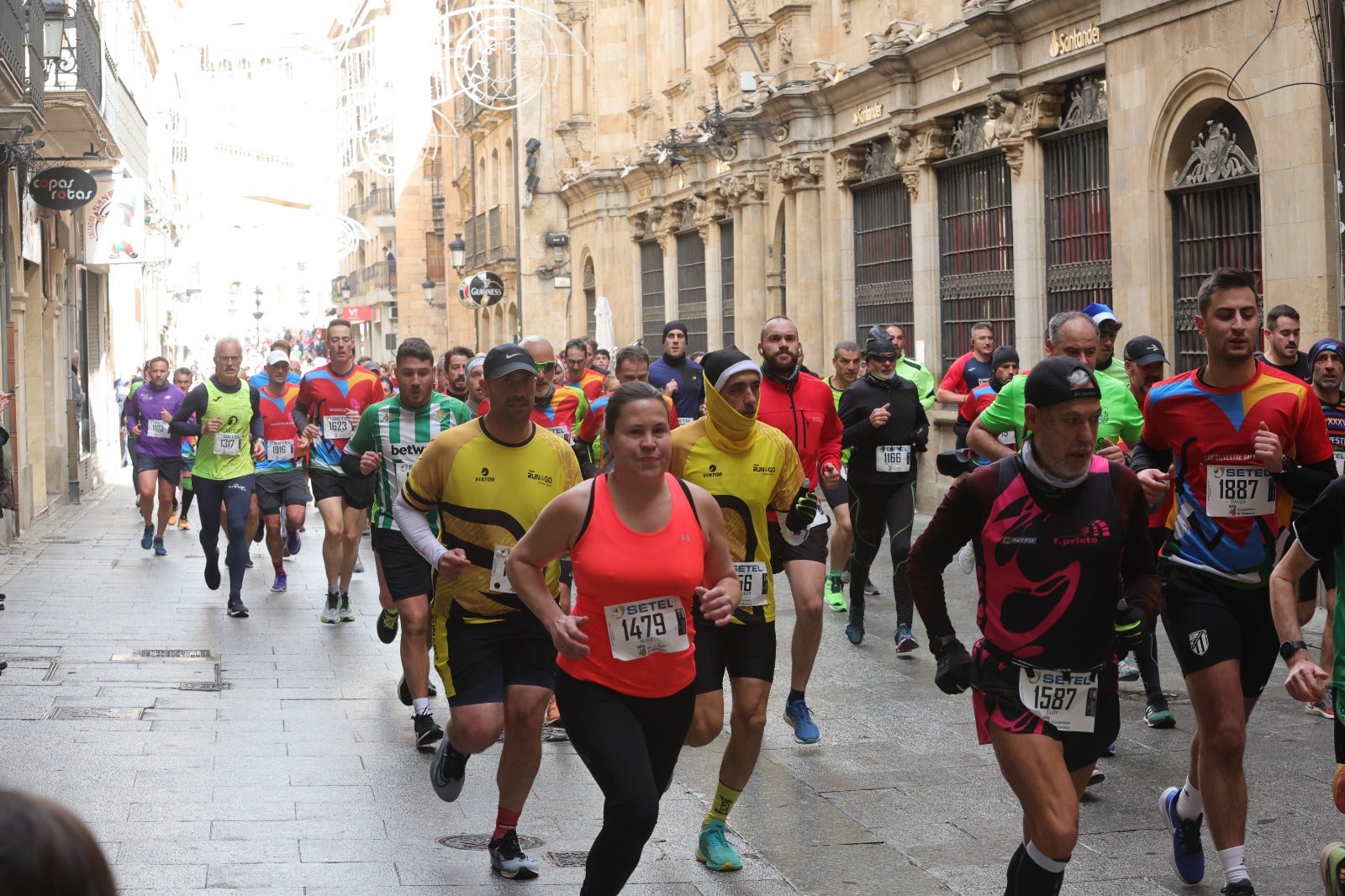 San Silvestre Salmantina: paso por el Puente Romano y calle Compañía