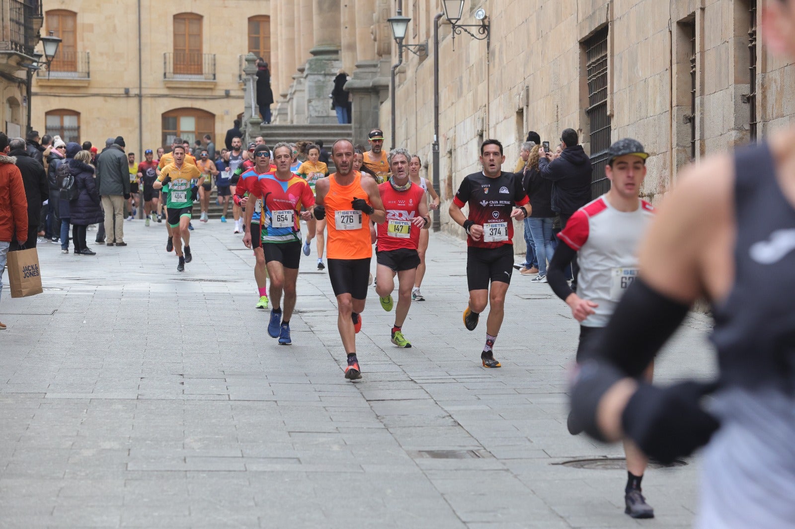San Silvestre Salmantina: paso por el Puente Romano y calle Compañía