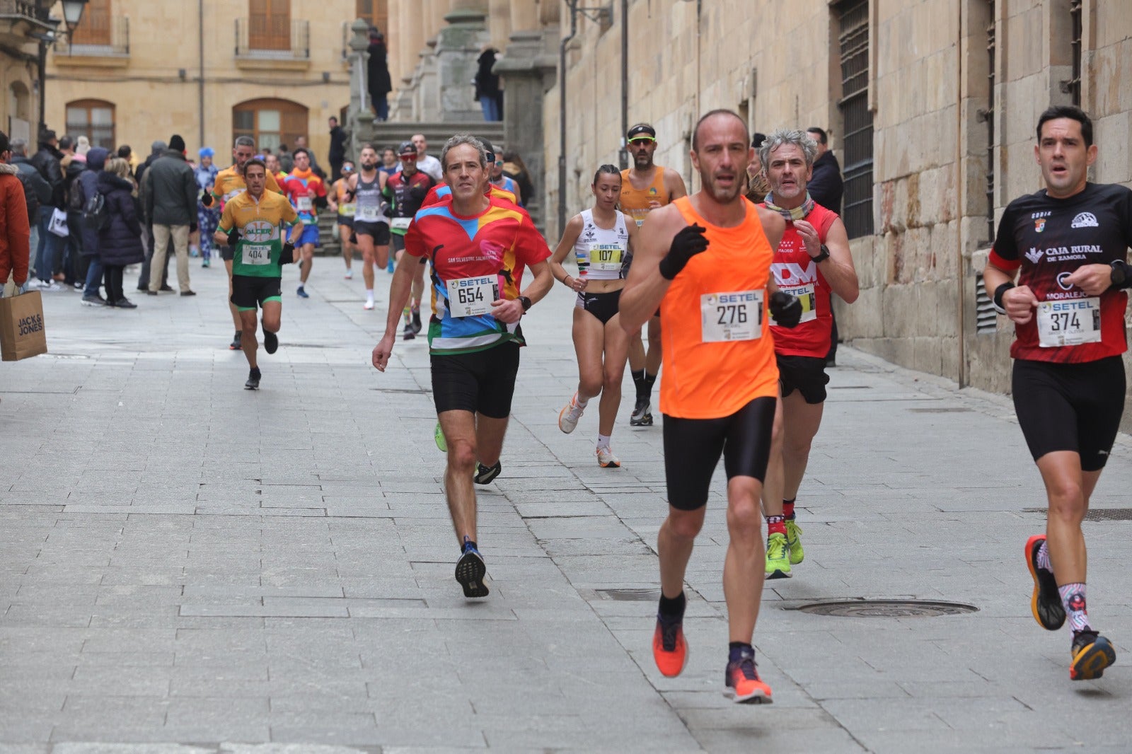 San Silvestre Salmantina: paso por el Puente Romano y calle Compañía