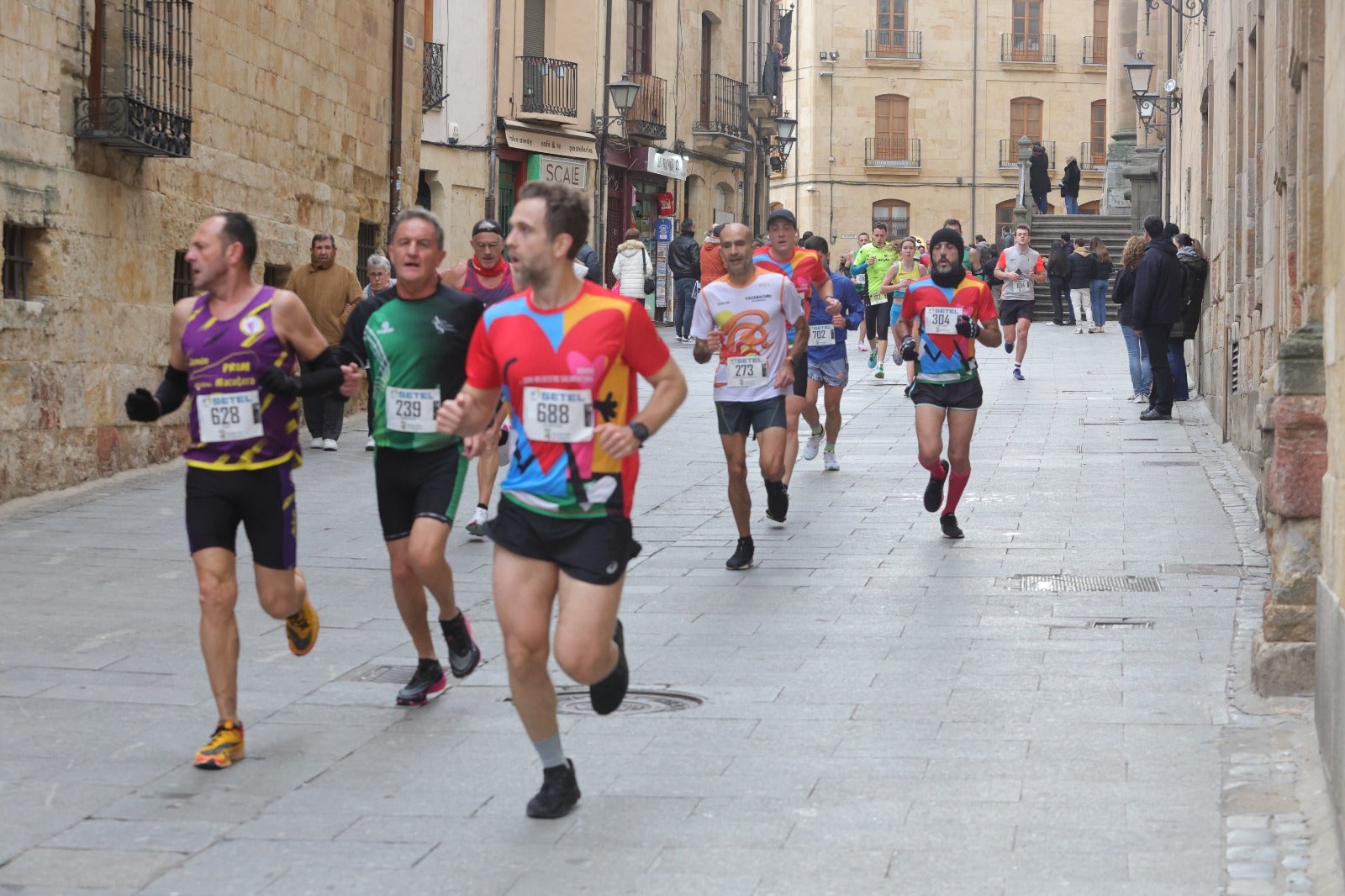 San Silvestre Salmantina: paso por el Puente Romano y calle Compañía