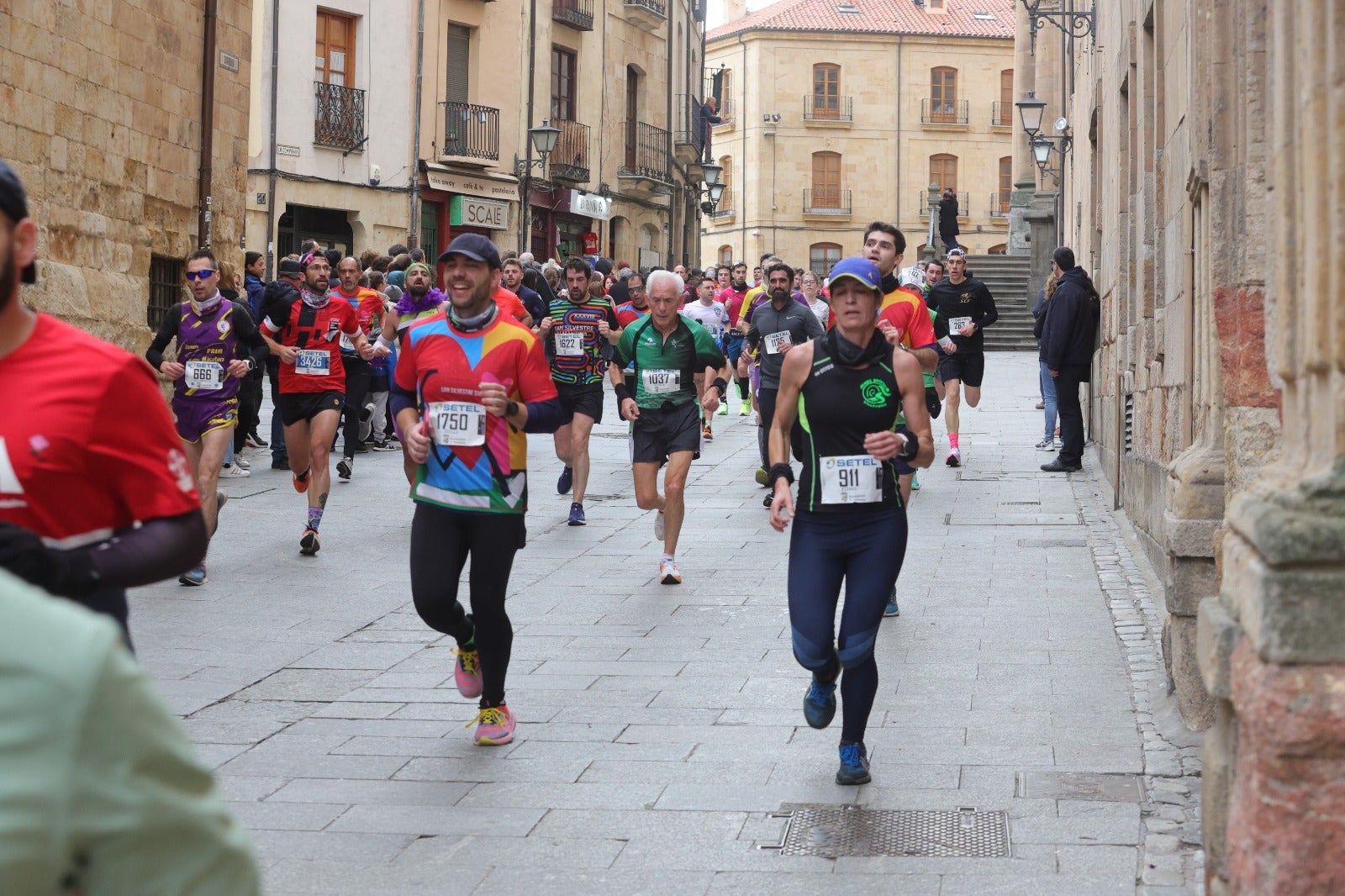 San Silvestre Salmantina: paso por el Puente Romano y calle Compañía