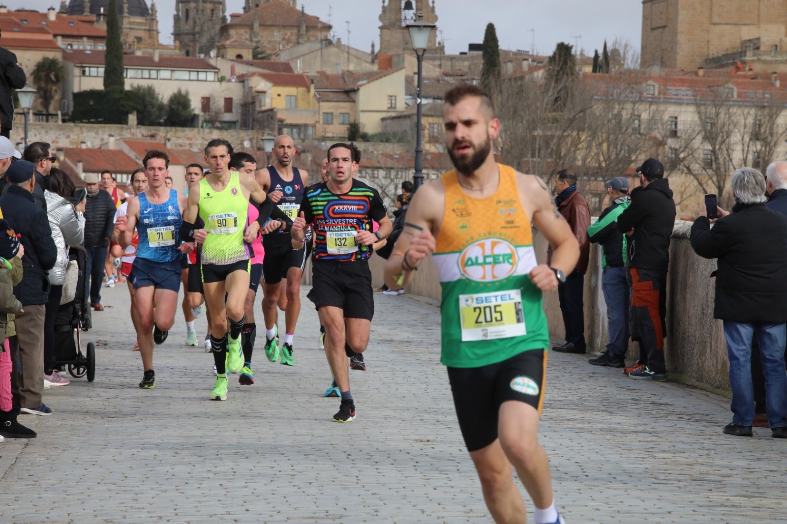 San Silvestre Salmantina: paso por el Puente Romano y calle Compañía
