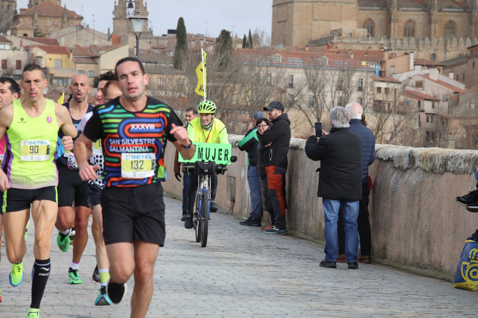 San Silvestre Salmantina: paso por el Puente Romano y calle Compañía
