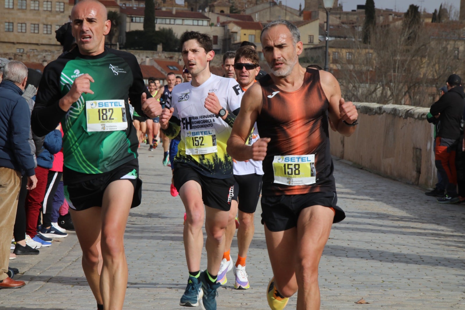 San Silvestre Salmantina: paso por el Puente Romano y calle Compañía