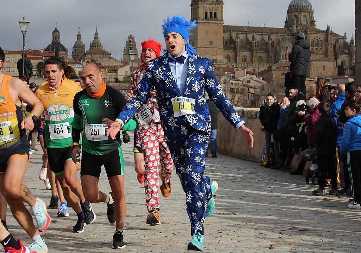 San Silvestre Salmantina: paso por el Puente Romano y calle Compañía