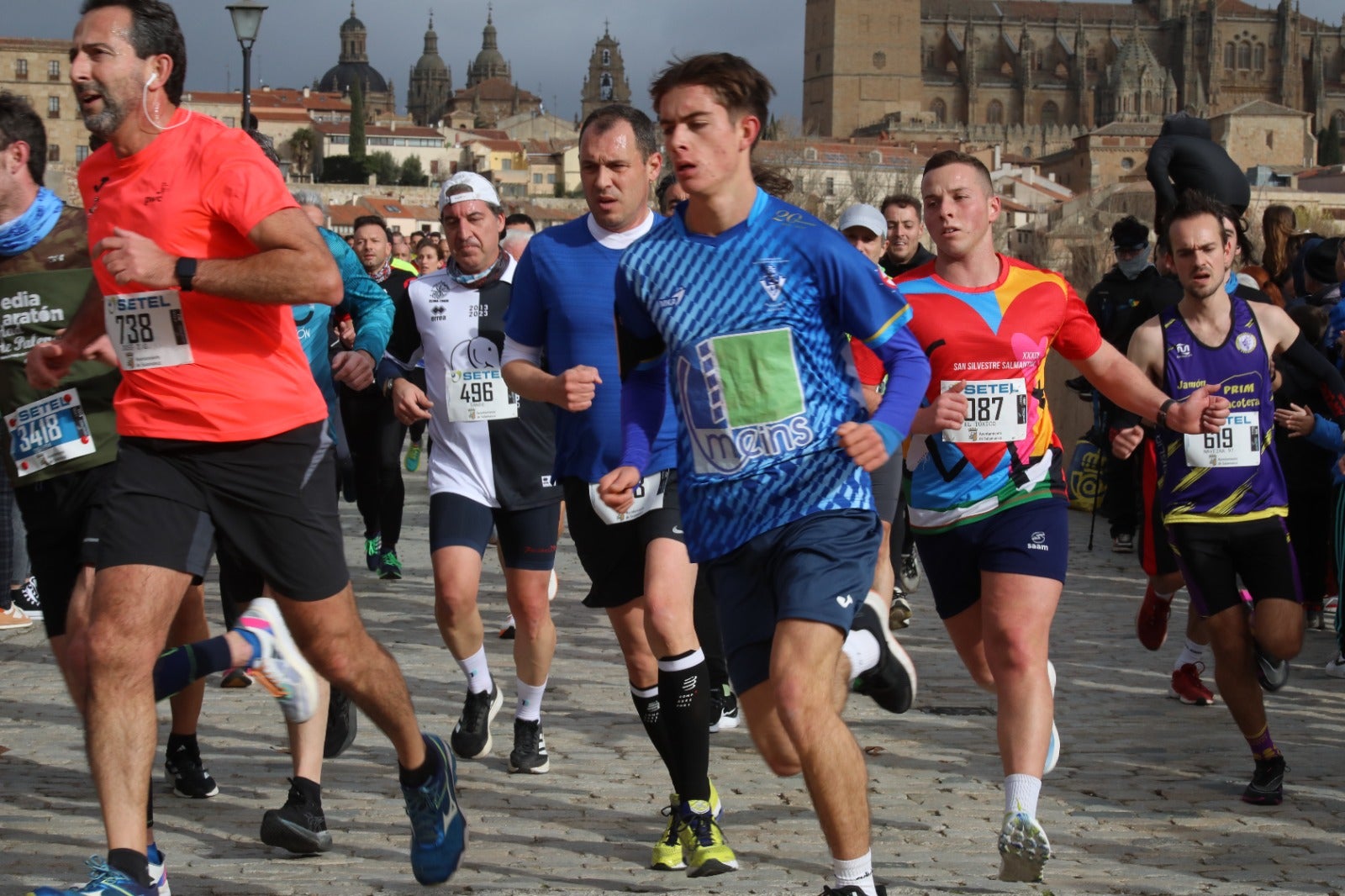 San Silvestre Salmantina: paso por el Puente Romano y calle Compañía