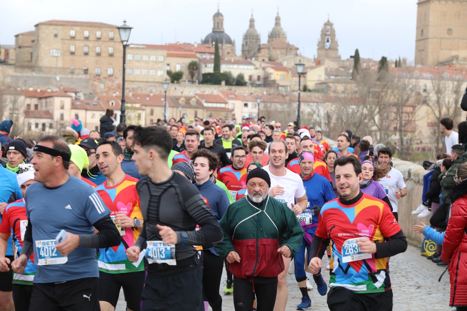San Silvestre Salmantina: paso por el Puente Romano y calle Compañía