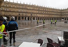 Operarios y Policía Local preparan el paso de la San Silvestre Salmantina por la Plaza Mayor.
