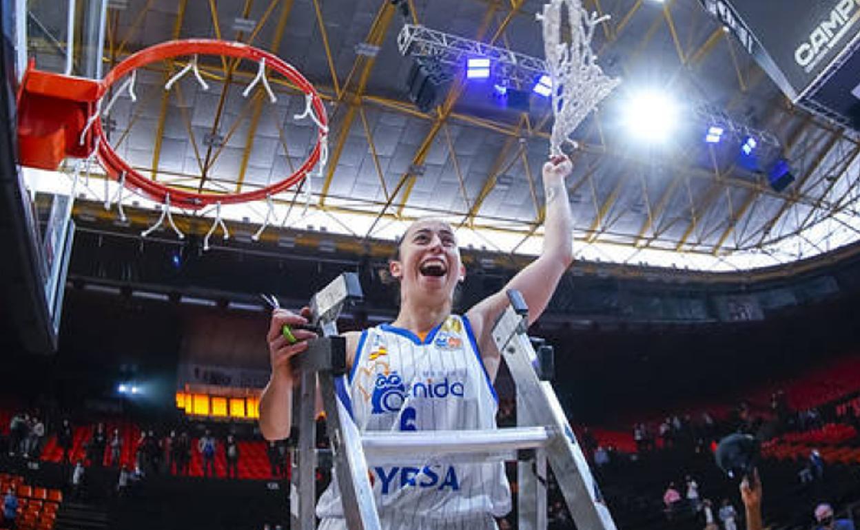 Silvia Domínguez corta la red de la canasta tras ganar la última Copa de la Reina. 