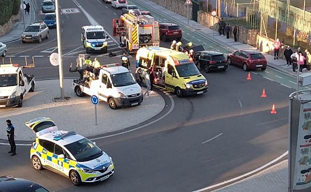 Gran despliegue por un choque múltiple en la rotonda de San José