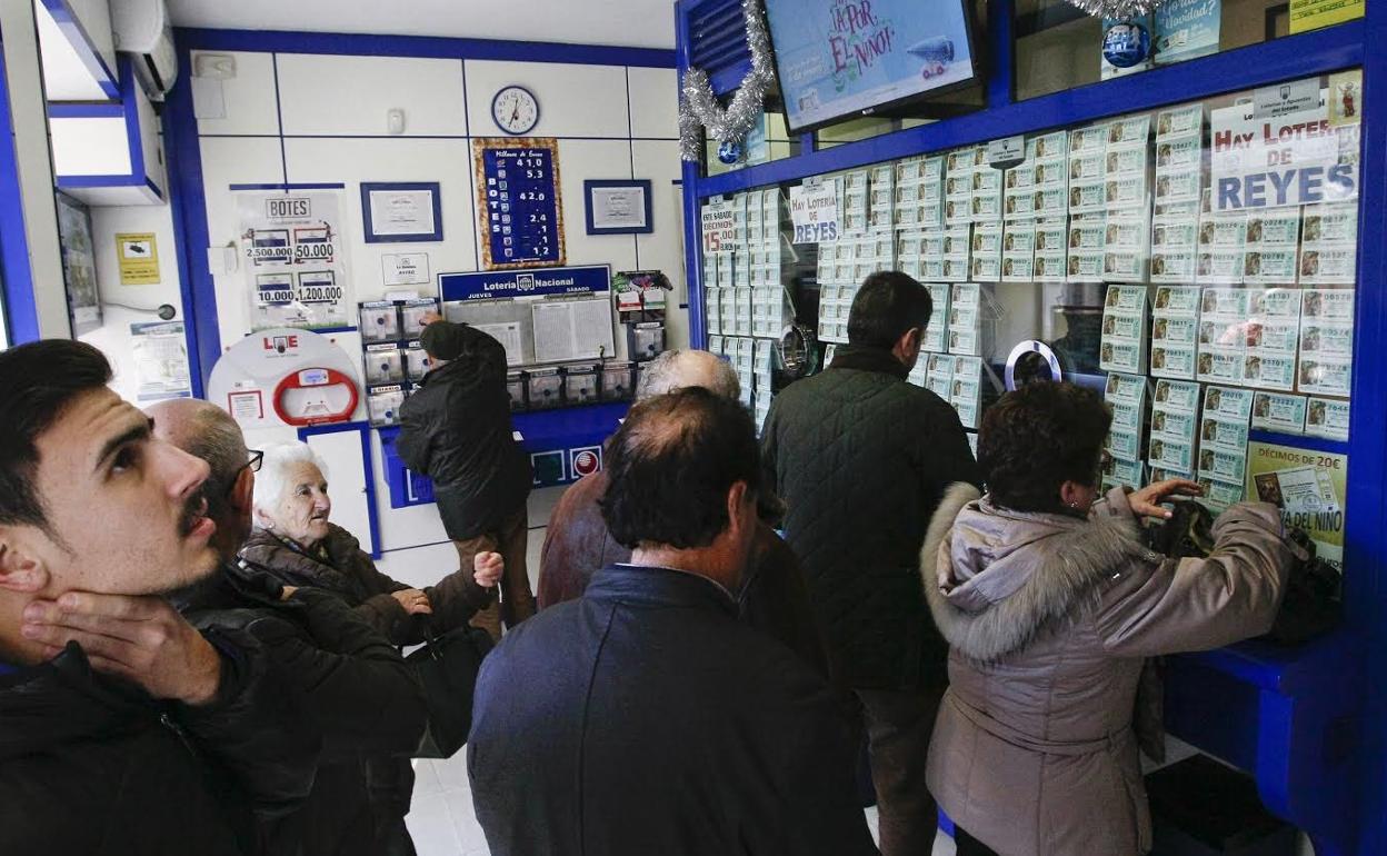 Colas en una administración para comprar décimos del sorteo de El Niño en Salamanca. 