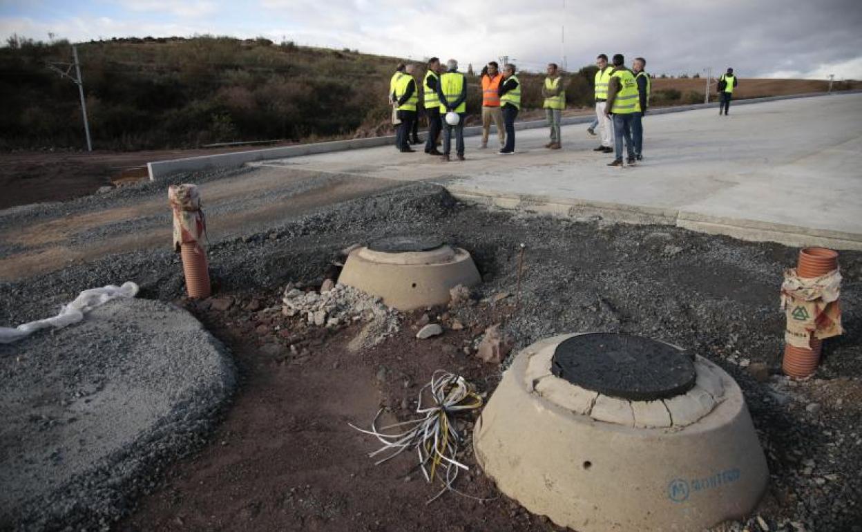 Responsables municipales, durante una visita a la zona de Peña Alta.