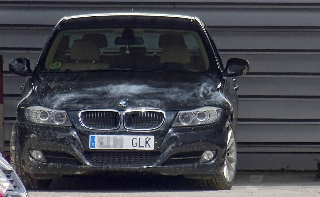 Un vehículo estacionado. 