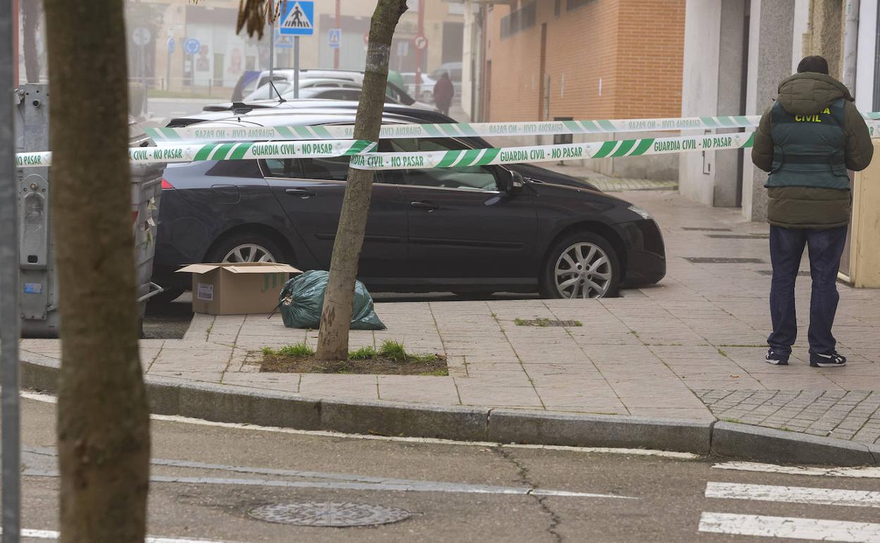 La Guardia Civil acordona una zona de la calle.