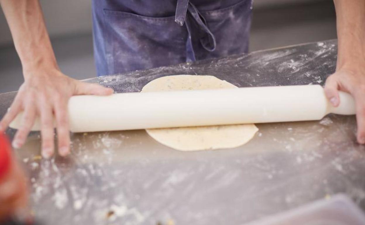 Imagen de archivo de una persona cocinando. 