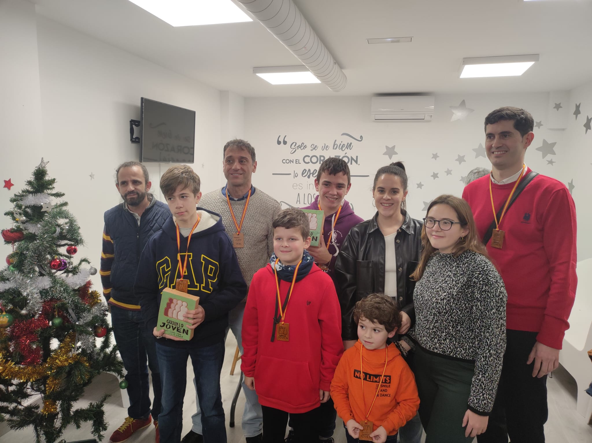 Participantes en el torneo con sus respectivas medallas. 