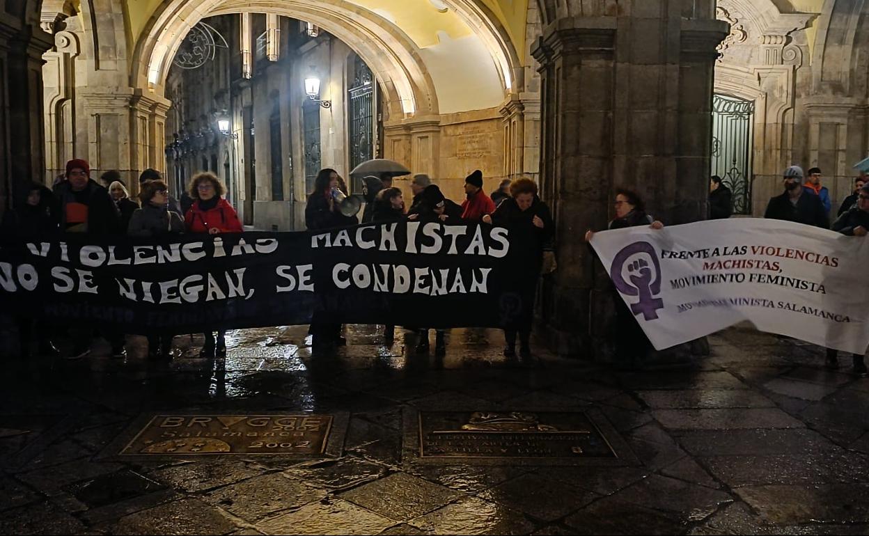 La manifestación ha tenido que permanecer muy cercana a los soportales de la Plaza Mayor a causa de la fuerte lluvia.