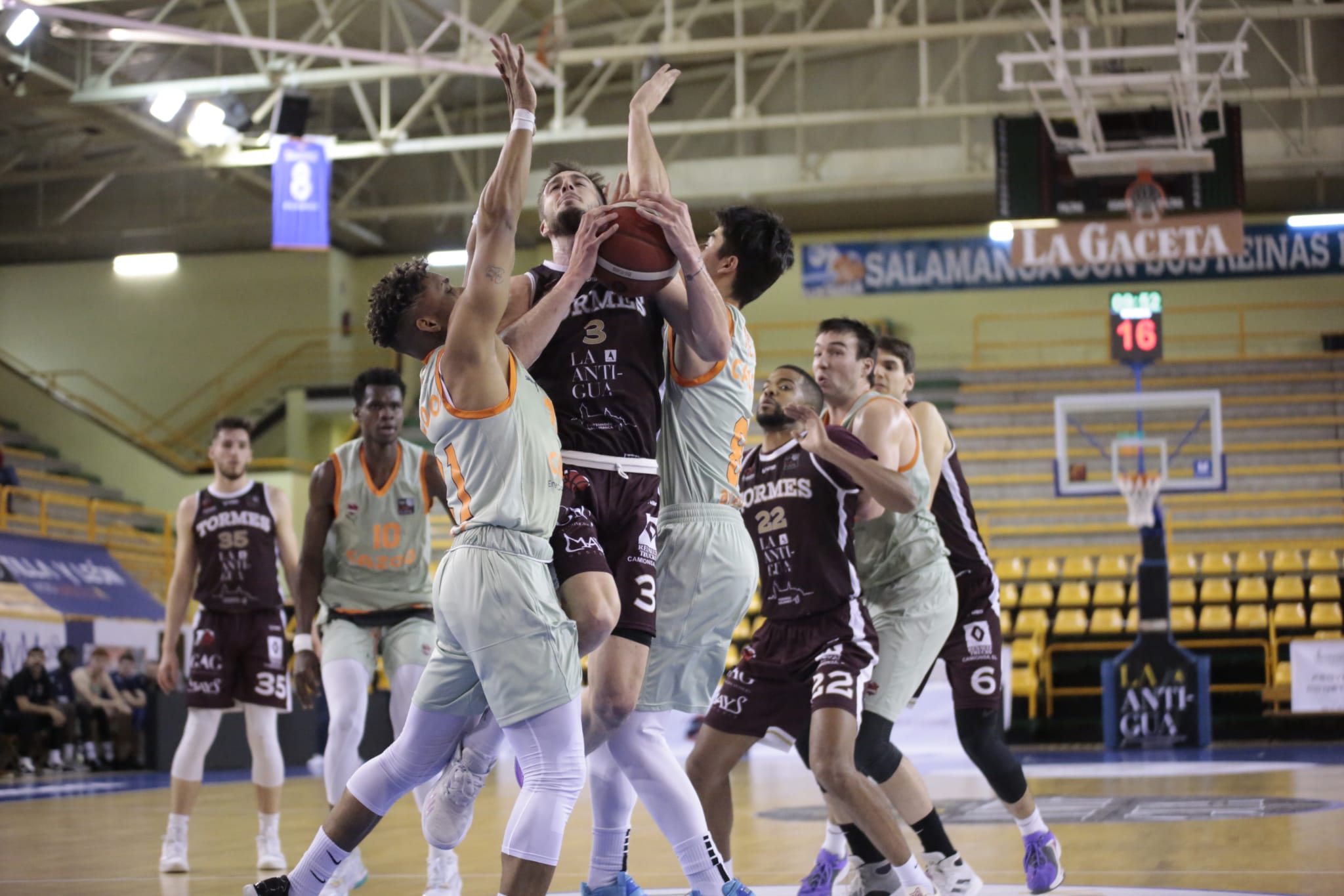 Fotos: El CB Tormes doblega al colista Baskonia