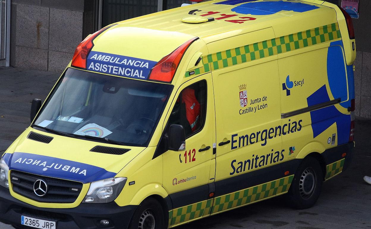 Foto de archivo de una ambulancia de Sacyl.