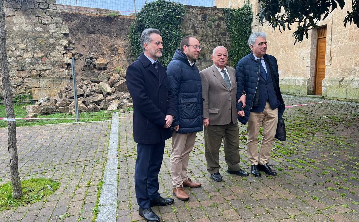 Visita de Gonzalo Santonja a la muralla de Ciudad Rodrigo. 