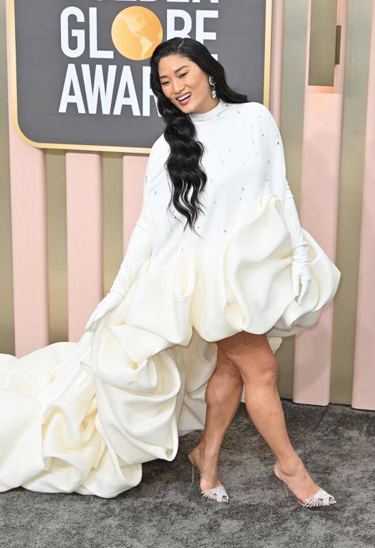 La pianista Chloe Flower se rinde a la tendencia abullonada de la mano de Balenciaga.