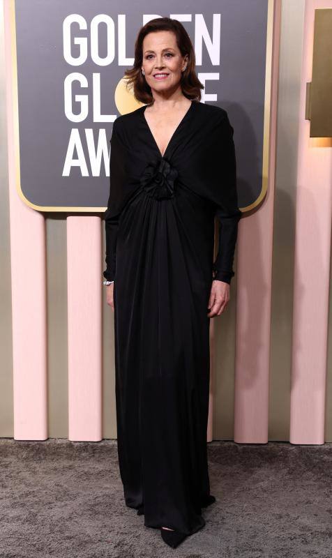 Sigourney Weaver apuesta a lo seguro con un diseño sobrio.