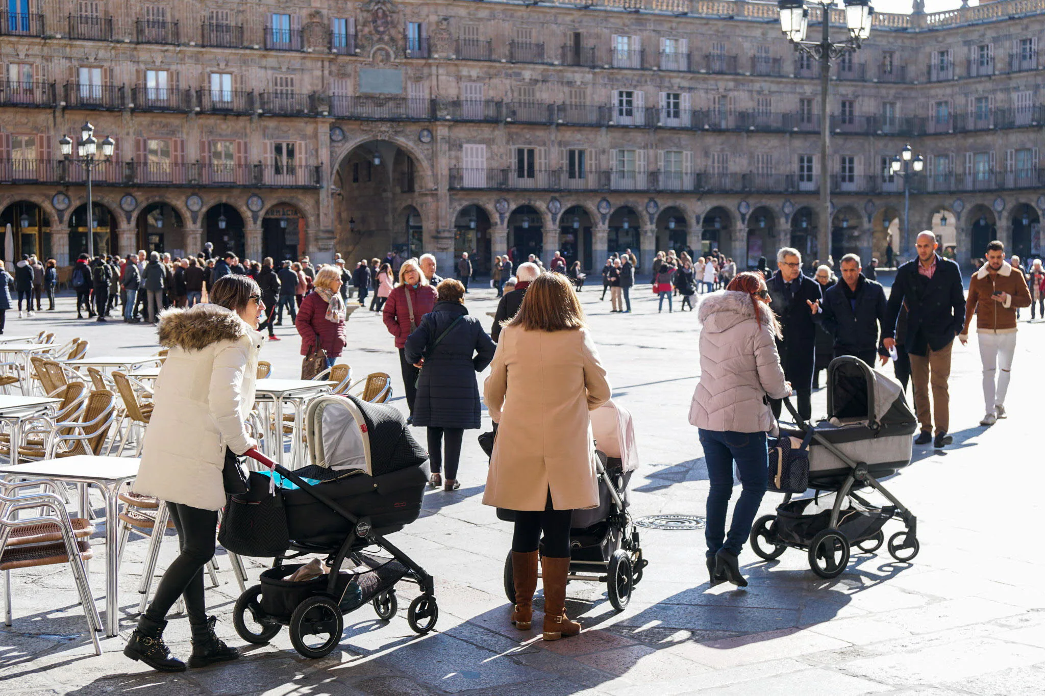 Varias mujeres pasean con el carrito del bebé por la Plaza Mayor de Salamanca. 