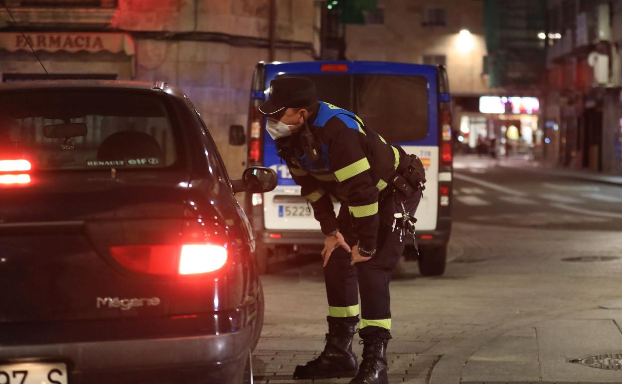 La Policía Local con un coche en el centro de Salamanca. 