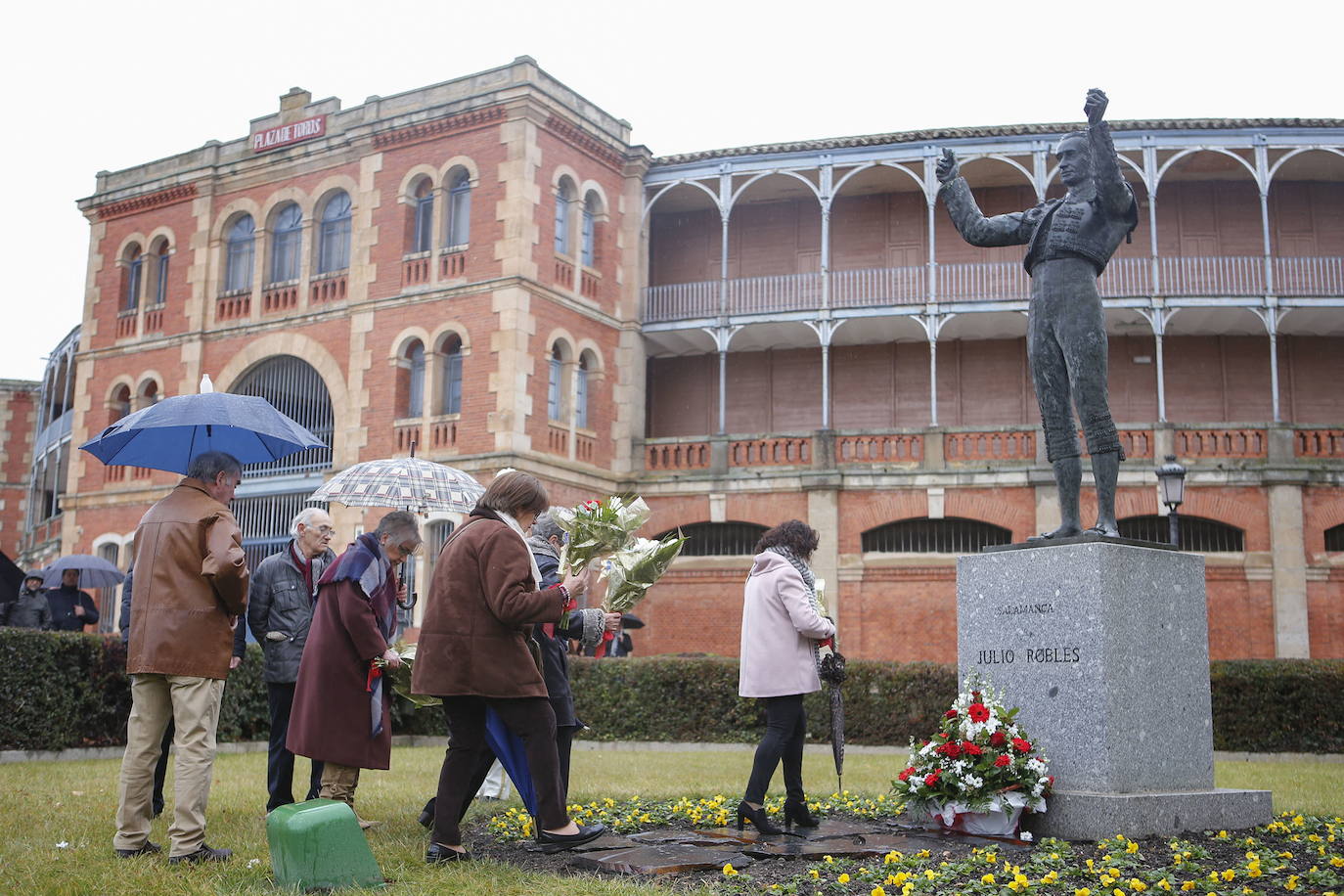 Personas dejan flores en la estatua que recuerda al diestro. 