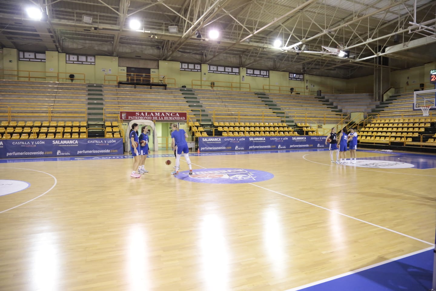 Fotos: Jorge Recio anima a las jugadoras de Avenida en el primer entrenamiento de Vázquez